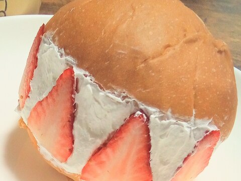 大きい丸パンで作る♪イチゴとあんこのマリトッツォ風
